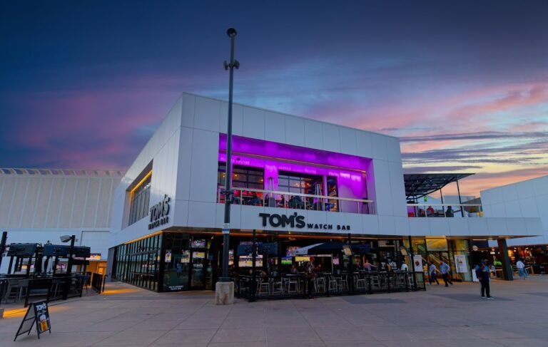 toms watch bar 2 768x487